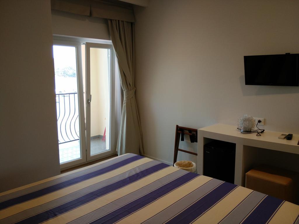 Hotel L'Approdo Порт-Аццурро Экстерьер фото